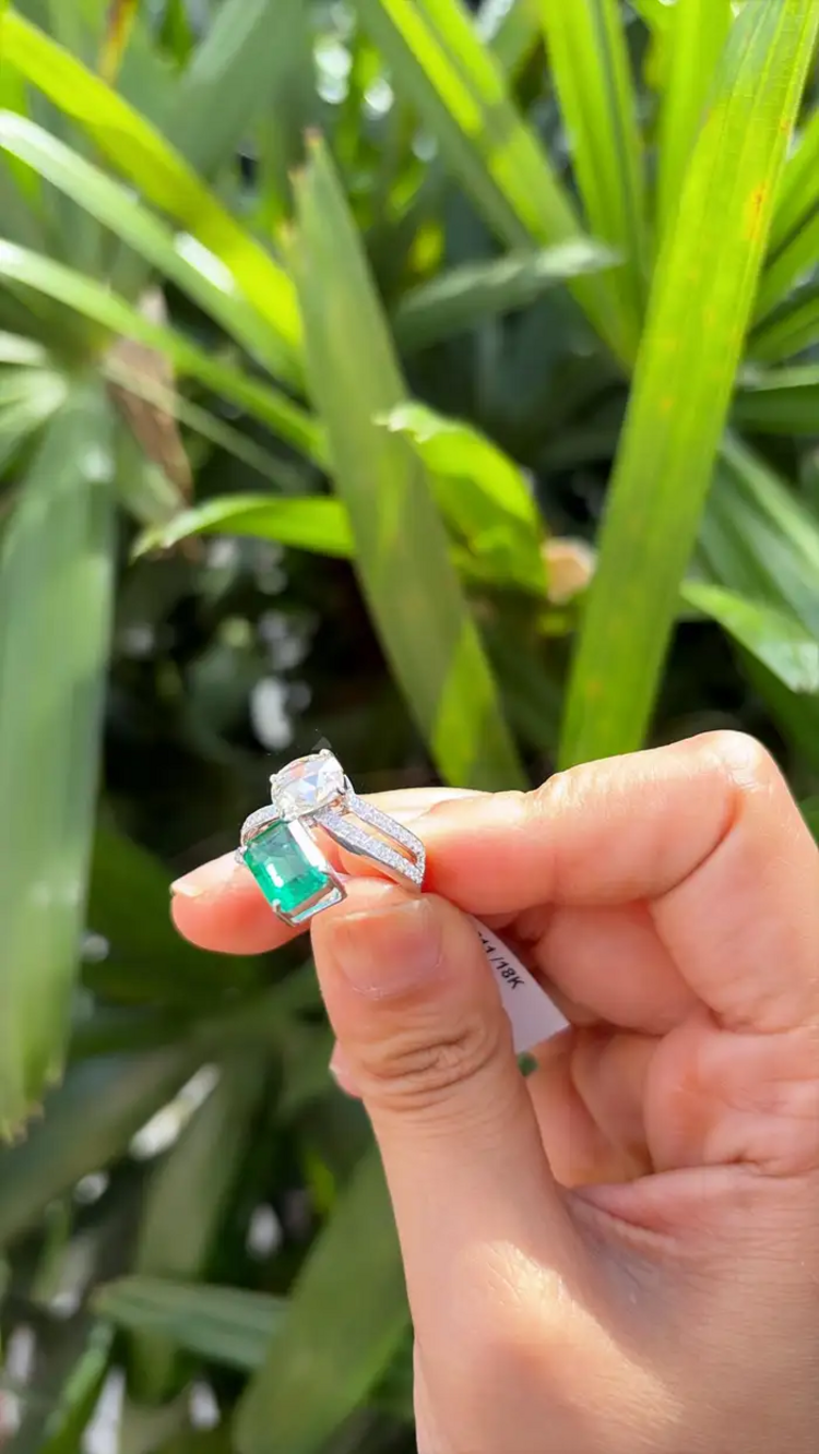 18k White Gold Diamond Ring - Natural Zambian Emerald Wedding Ring
